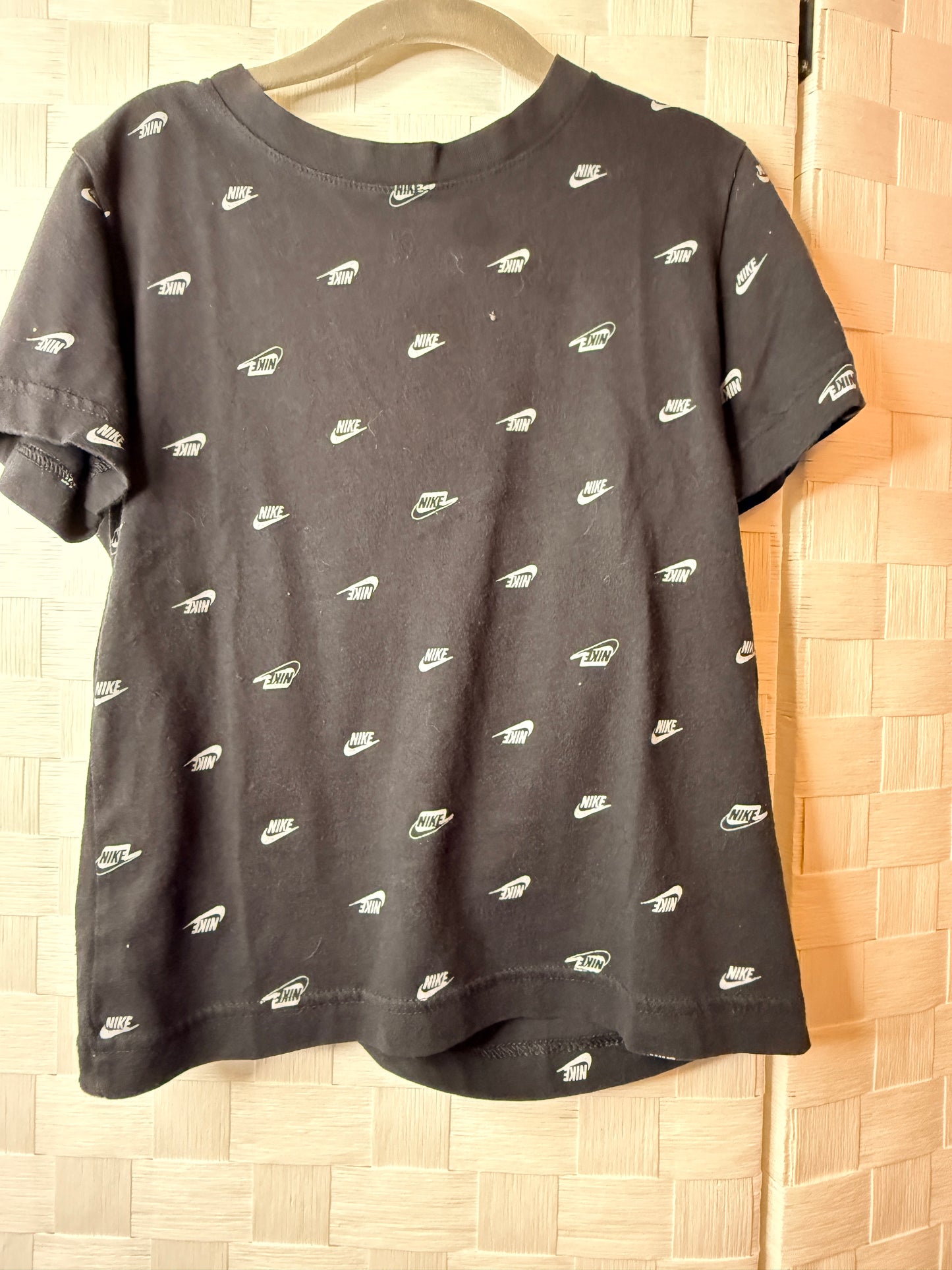 7 black NIKE shirt